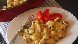 Gnocchi s kuřecím masem  zapečené s hořčičnou smetanou