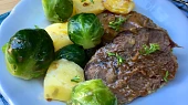 Hovězí pečené s bramborami a kapustičkami