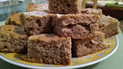 Jablečné řezy s ořechy, je výborná :-)