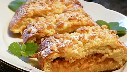 Jablkový koláč z kynutého bramborového těsta