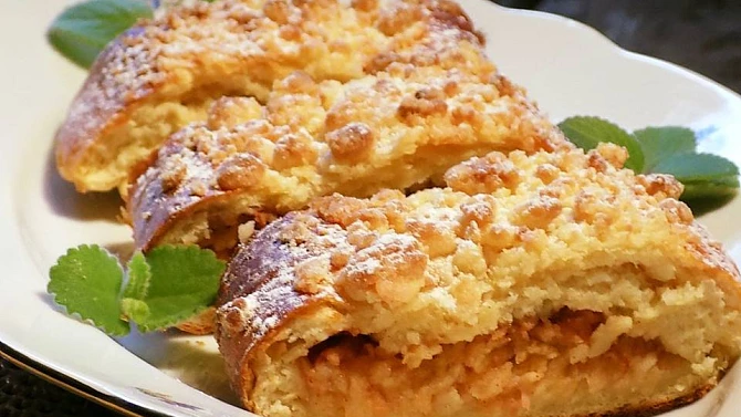 Jablkový koláč z kynutého bramborového těsta