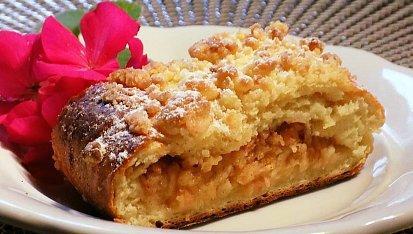 Jablkový koláč z kynutého bramborového těsta