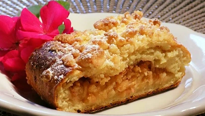 Jablkový koláč z kynutého bramborového těsta