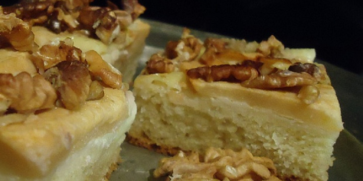 Jablkový koláč z tvarohového těsta s ořechy