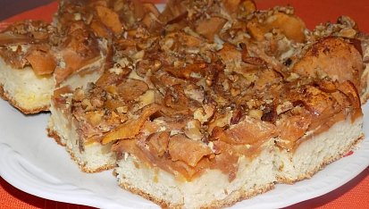 Jablkový koláč z tvarohového těsta s ořechy