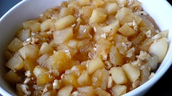 Karamelizované hrušky nebo jablka na cokoliv, Karamelizovaná jablka s ořechy.