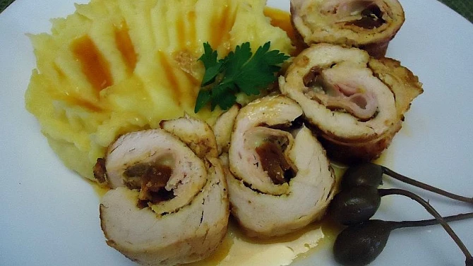 Kuřecí závitky se sušenými rajčaty, kapary a mozzarellou