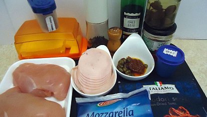 Kuřecí závitky se sušenými rajčaty, kapary a mozzarellou