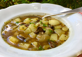 Pórkovo-bramborová polévka s pohankou a houbami