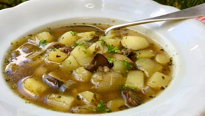 Pórkovo-bramborová polévka s pohankou a houbami