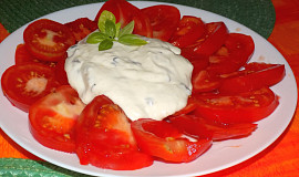 Rajčatový salát s křenem a bazalkou