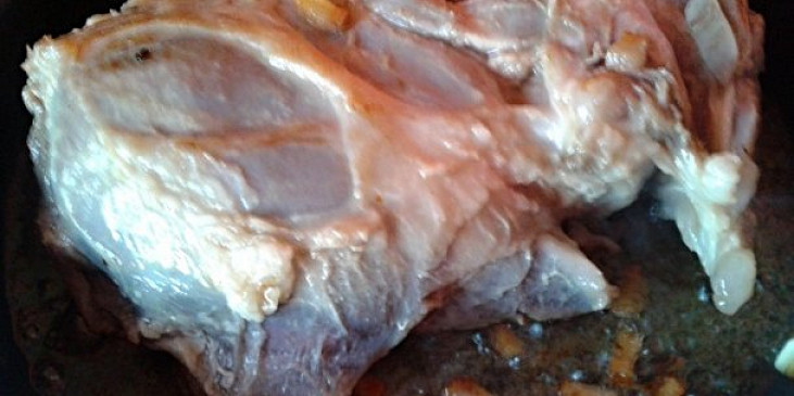 Skopová kýta pečená vcelku s medvědím česnekem
