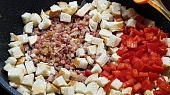 Špekové knedlíky, jak dělám já, slanina na cibulce s kostečky tvrdých rohlíků a kapií.