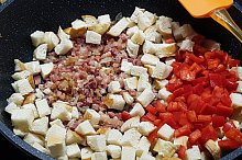 slanina na cibulce s kostečky tvrdých rohlíků a kapií.