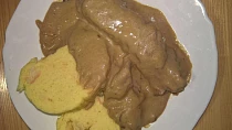 Vařené hovězí hrudí s houbovou omáčkou