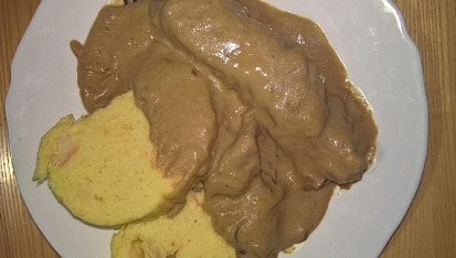 Vařené hovězí hrudí s houbovou omáčkou