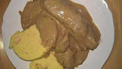 Vařené hovězí hrudí s houbovou omáčkou