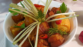 Vietnamský karamelizovaný bůček (Thịt kho tàu )