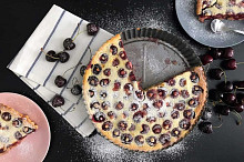 Vláčný francouzský třešňový koláč clafoutis