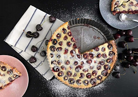 Vláčný francouzský třešňový koláč clafoutis