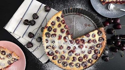 Vláčný francouzský třešňový koláč clafoutis