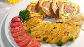 Barevná masová roláda s vaječno-sýrovou omeletou a domácí klobásou