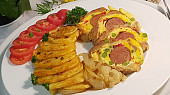 Barevná masová roláda s vaječno-sýrovou omeletou a domácí klobásou