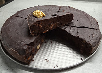 Čokoládový koláč bez cukru, s červenou řepou a rozinkami