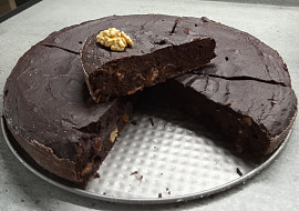 Čokoládový koláč bez cukru, s červenou řepou a rozinkami