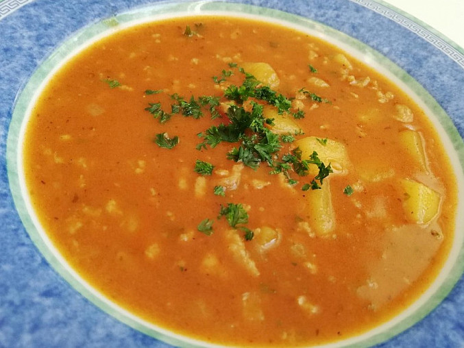 Gulášová polévka s mletým masem a brambory