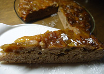Kořeněný obrácený švestkový koláč s medovým karamelem