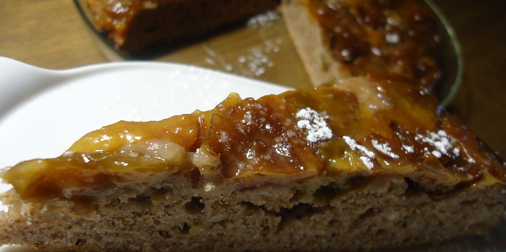 Kořeněný obrácený švestkový koláč s medovým karamelem