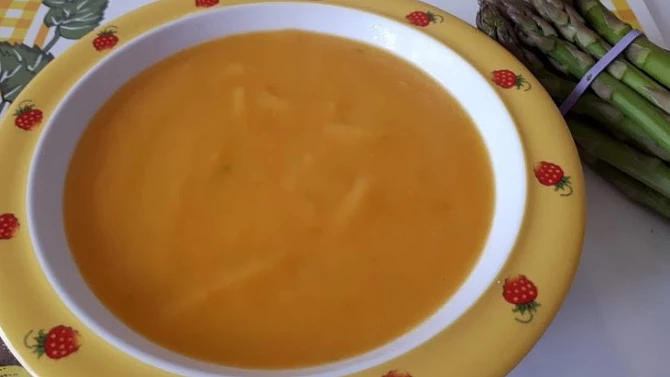 Mrkvová polévka s chřestem - pro nejmenší