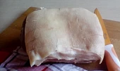 Pečený vepřový bůček s okurkovou omáčkou