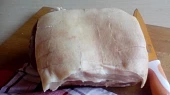 Pečený vepřový bůček s okurkovou omáčkou