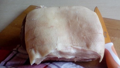 Pečený vepřový bůček s okurkovou omáčkou