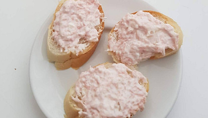 Rychlá salámová pomazánka