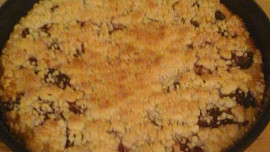 Švestkový (i jiný) koláč hrnkový z pekáče s drobenkou a mákem