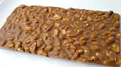 Tabulková čokoláda s burisony, Arašídová tabulka.