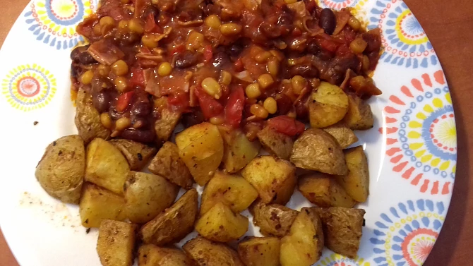 Fazolová směs s pečenými brambůrkami