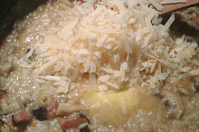 závěrečné přidání másla a parmezánu