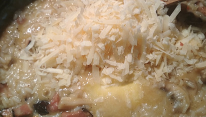 Krémové rizoto se žampiony a parmezánem, závěrečné přidání másla a parmezánu
