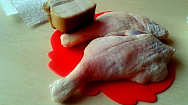 Kachní stehna pečená na pánvi na červeném víně