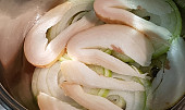 Pečená hovězí roštěná na slanině a cibuli se zeleninou, první vrstva cibule a na ni slanina