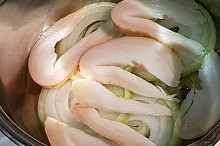 první vrstva cibule a na ni slanina