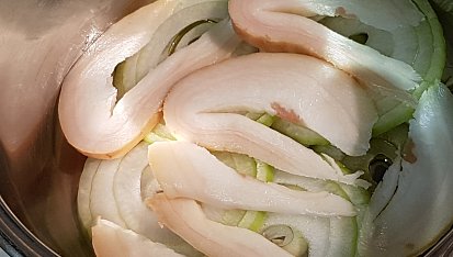 Pečená hovězí roštěná na slanině a cibuli se zeleninou, první vrstva cibule a na ni slanina