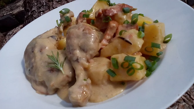 Pečené smetanové kuře s uzeným masem a bramborami