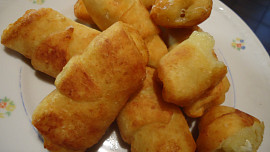 Smažené bramborové rohlíčky plněné sýrem
