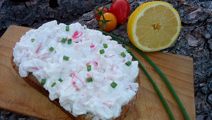 Surimi pomazánka / salát s jarní cibulkou