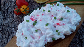 Surimi pomazánka / salát s jarní cibulkou